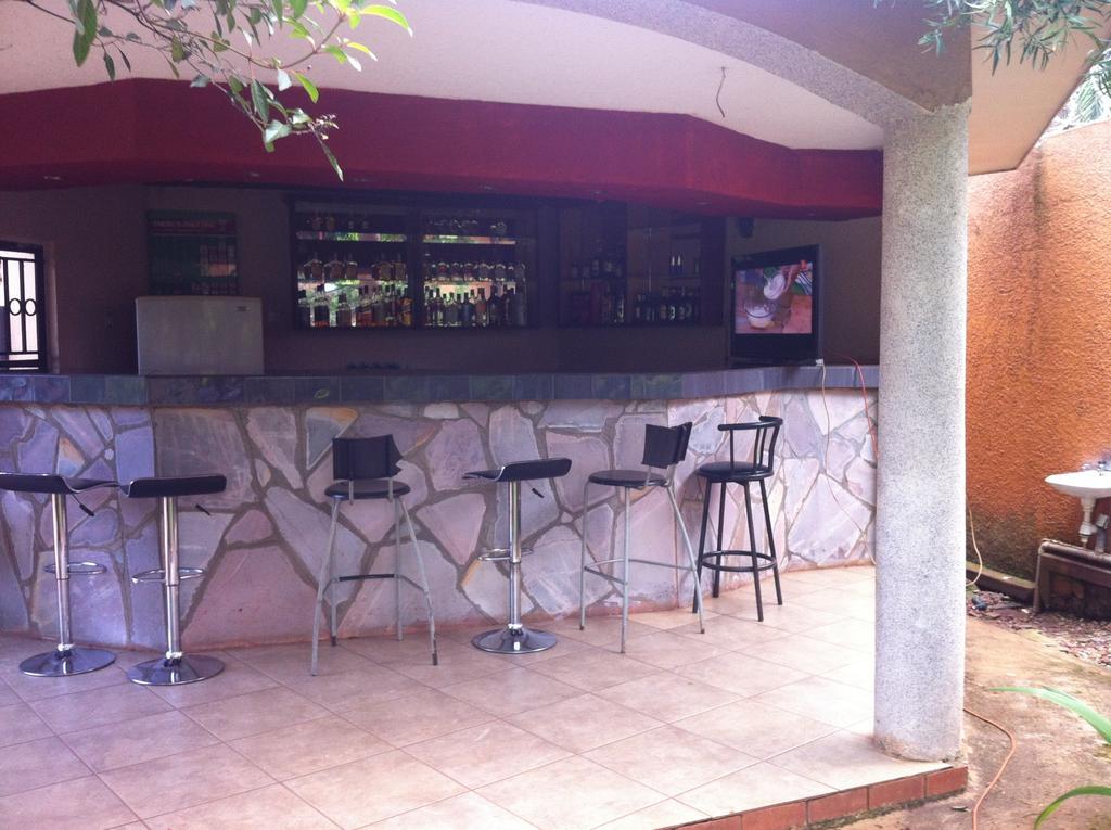 Executive Airport Hotel Entebbe Bagian luar foto