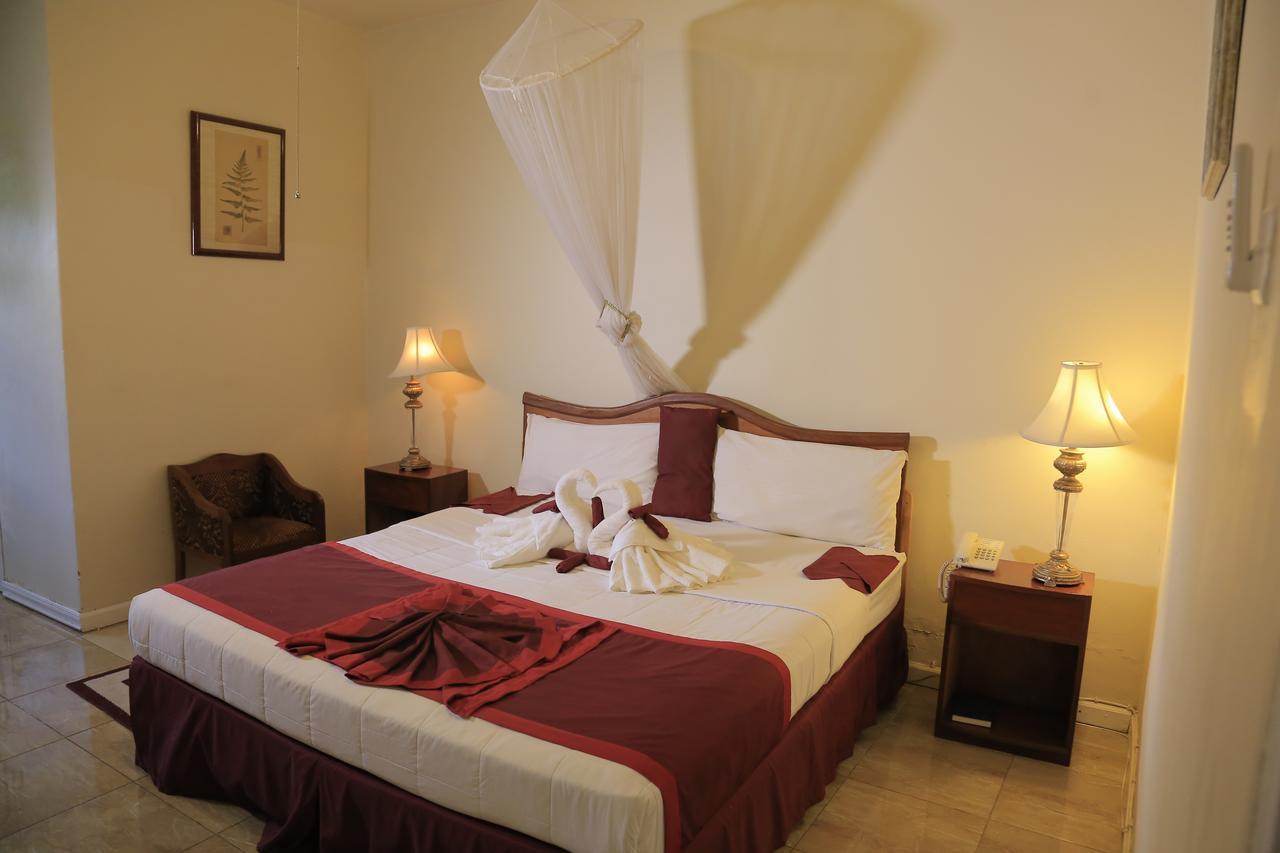 Executive Airport Hotel Entebbe Bagian luar foto